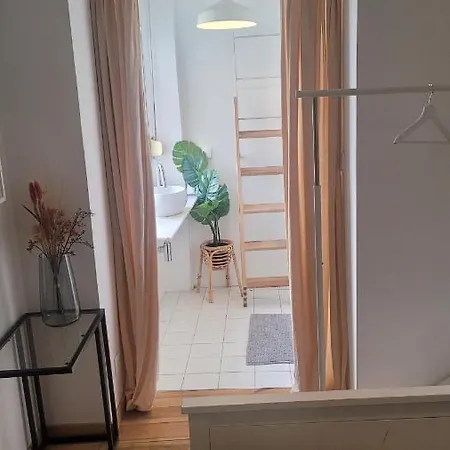 Tiny With Private Bathroom - Bairro Alto * Lissabon
